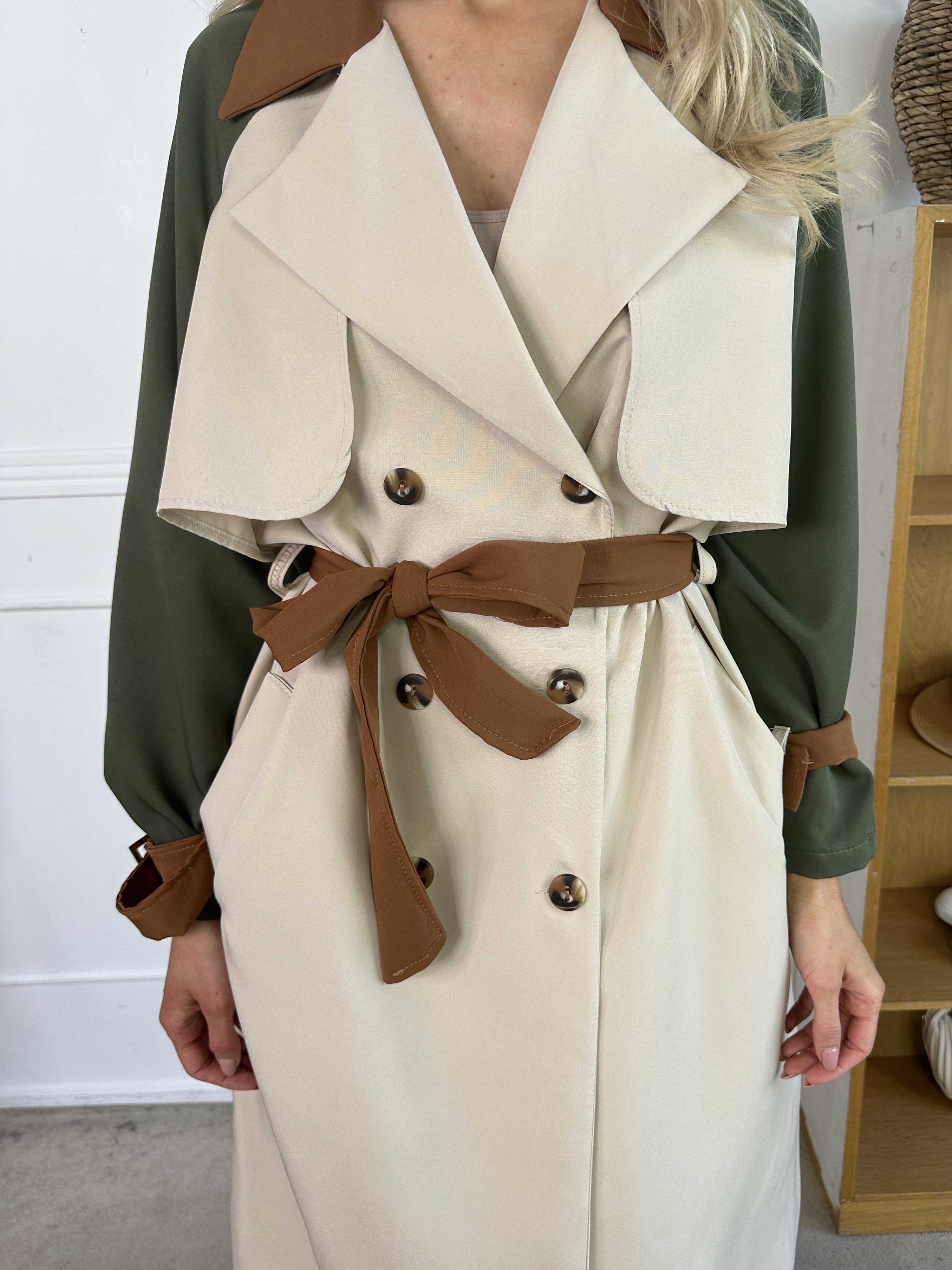 Neema - Let flerfarvet trenchcoat med bindebånd